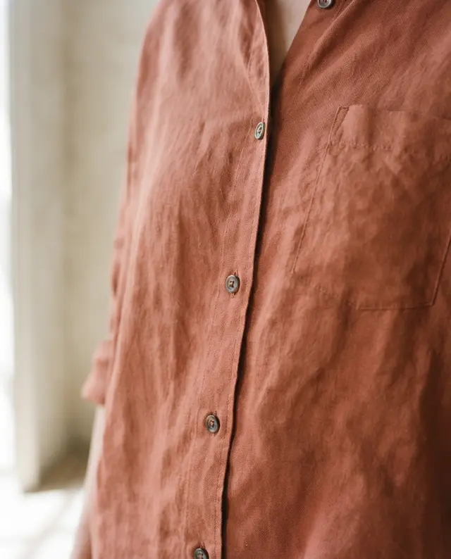 Camicia in Lino terracotta, dettaglio del tessuto